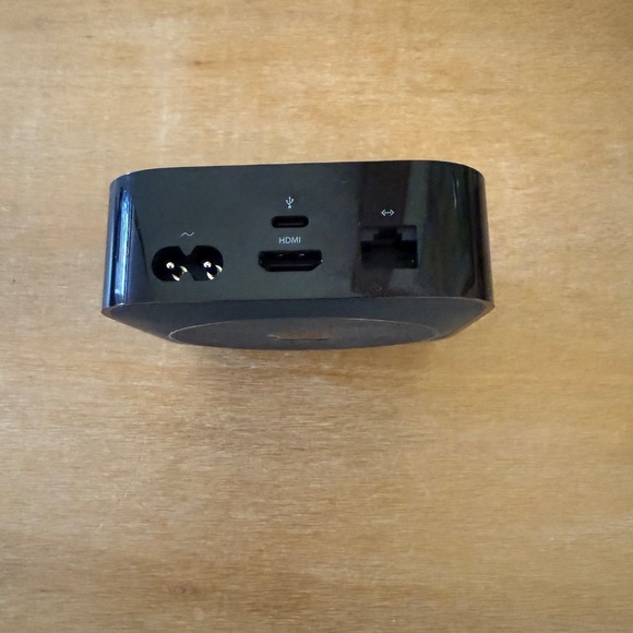 Apple TV 4th Generation 64GB HD Media Streamer - A1625 - Cable Remote with Case - Picture 4 of 8